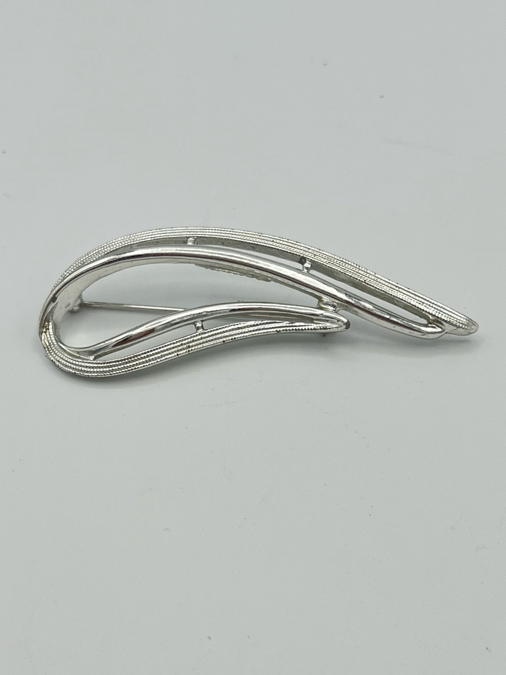 Vintage 1958 Sarah Coventry Silver Tone Abstract Ribbon Loop Brooch Pin